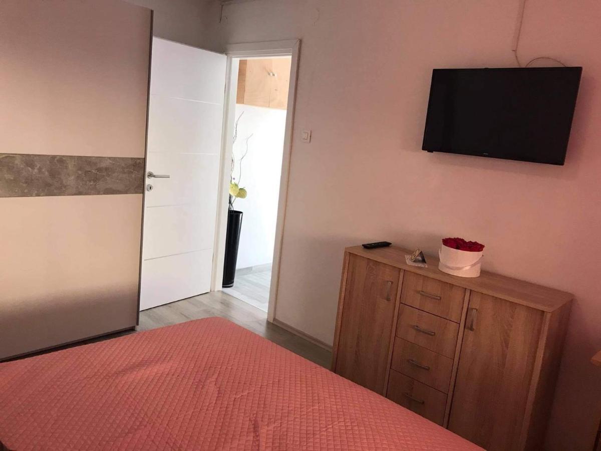 Apartment Jonas Ровин Екстериор снимка