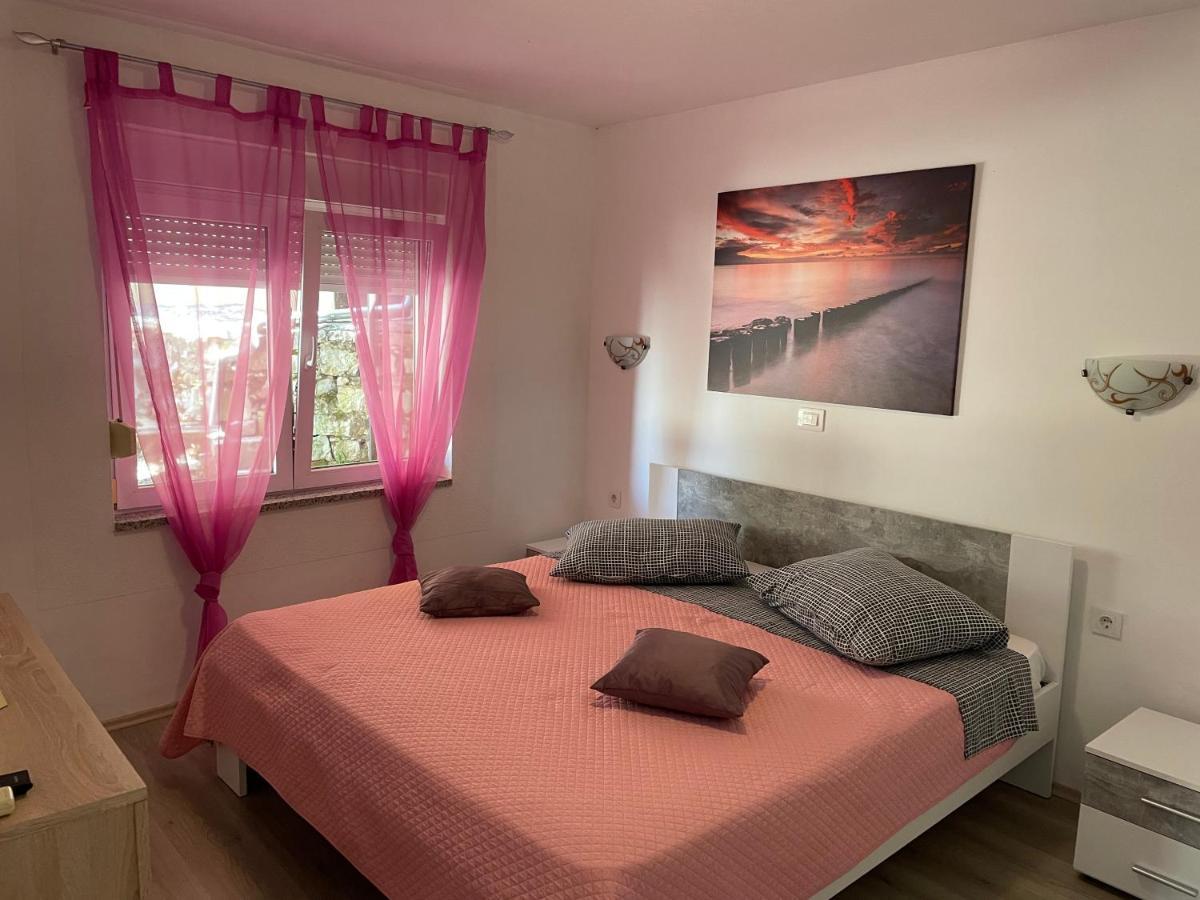 Apartment Jonas Ровин Екстериор снимка