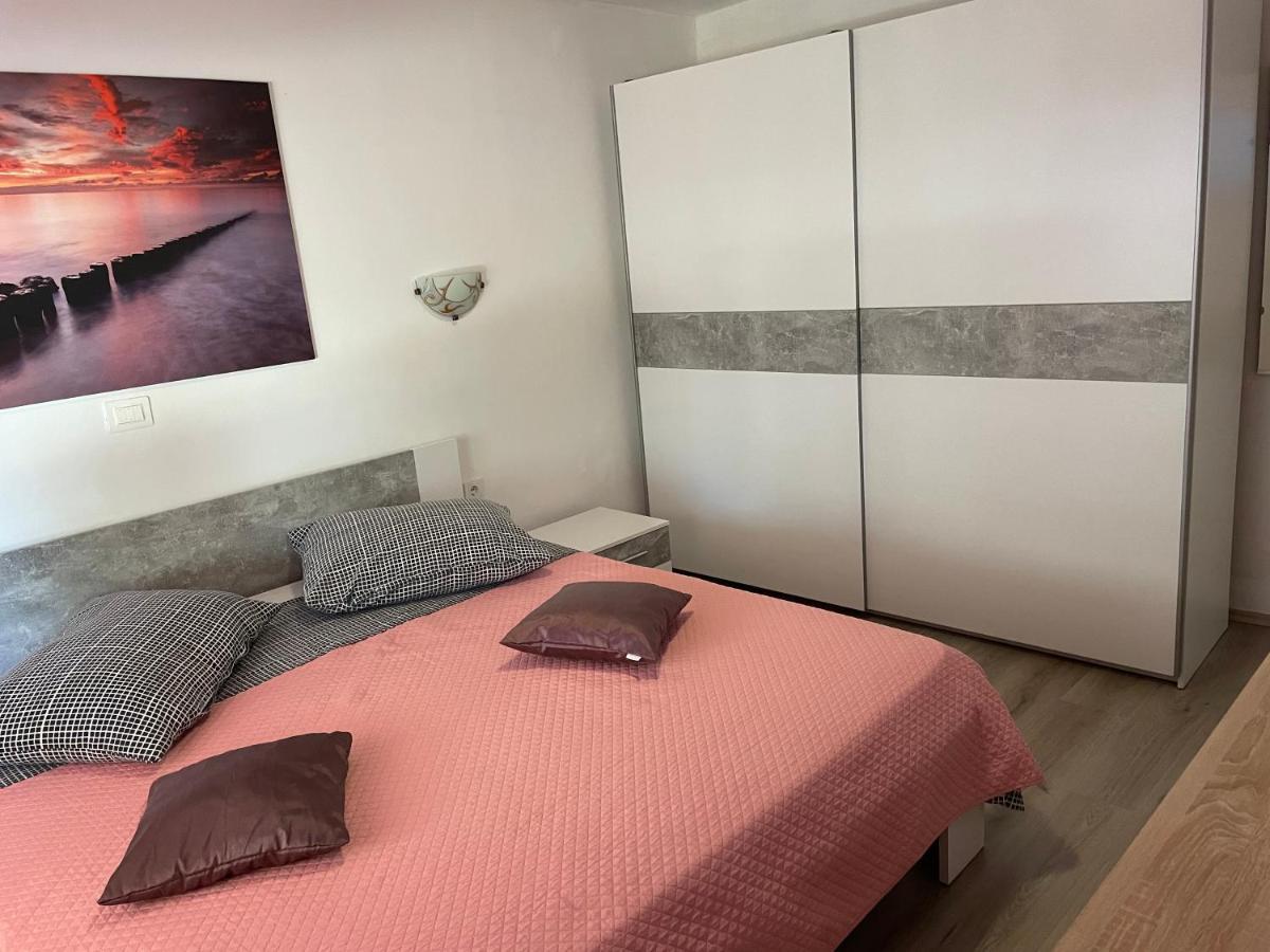 Apartment Jonas Ровин Екстериор снимка
