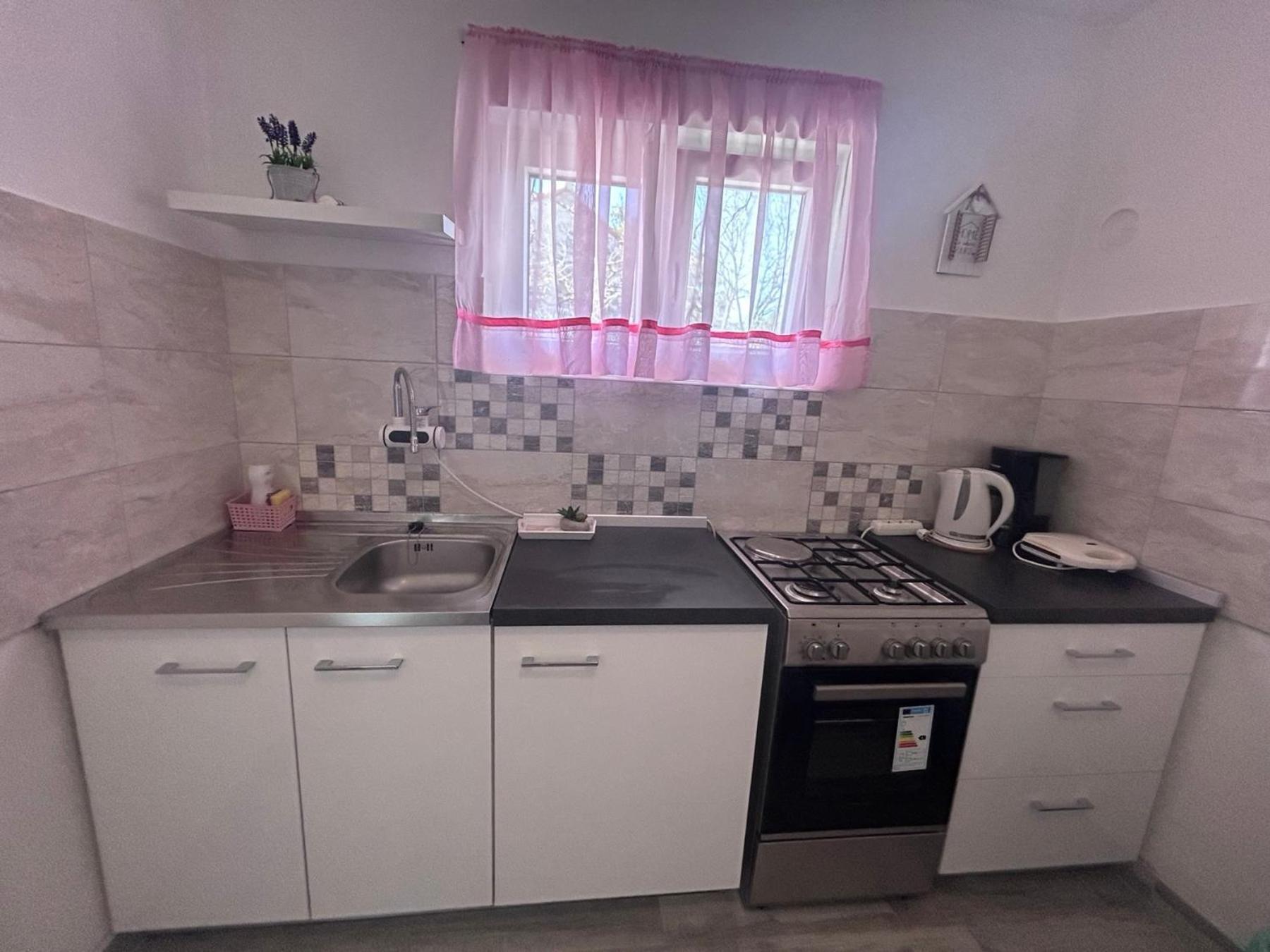 Apartment Jonas Ровин Екстериор снимка