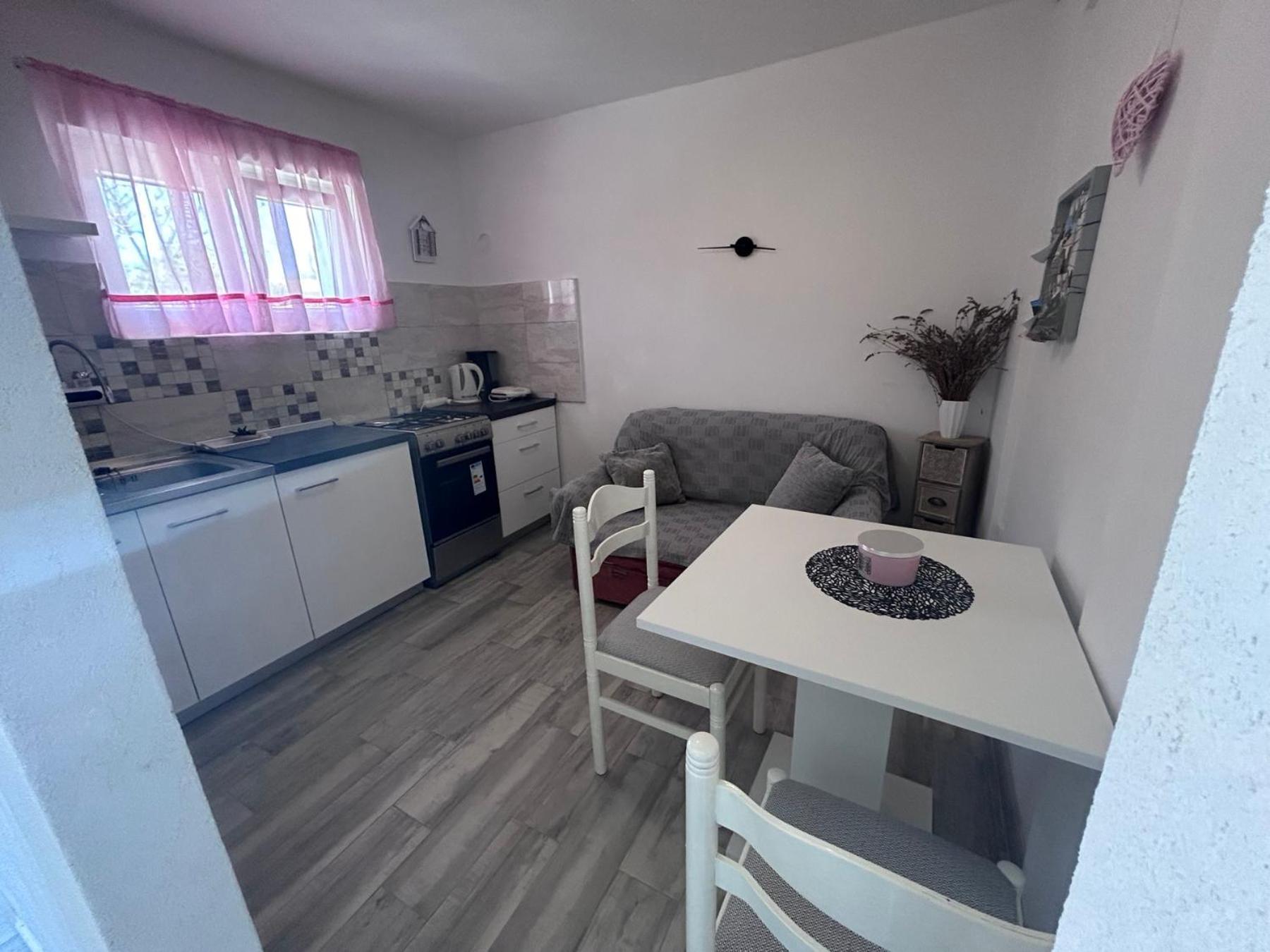 Apartment Jonas Ровин Екстериор снимка